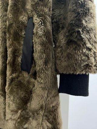 Chaquetón de pelo con capucha