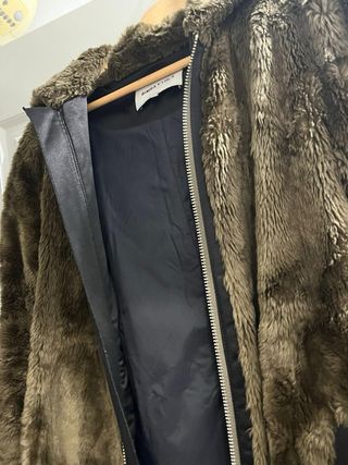 Chaquetón de pelo con capucha