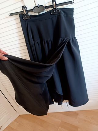 Falda negra sobrecapa