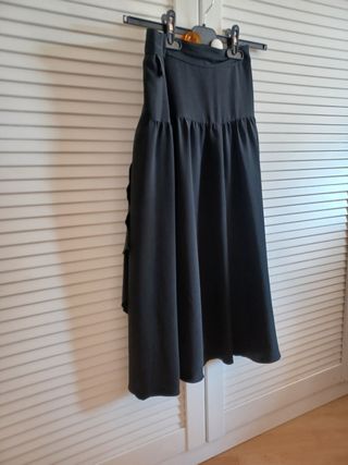 Falda negra sobrecapa