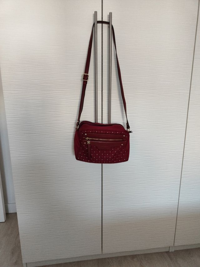 Bolso bandolera , color de temporada, GRANATE!!