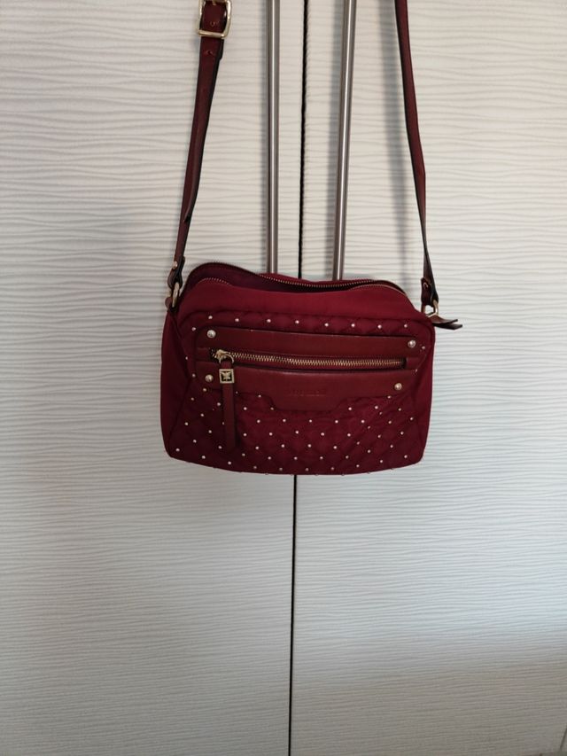 Bolso bandolera , color de temporada, GRANATE!!