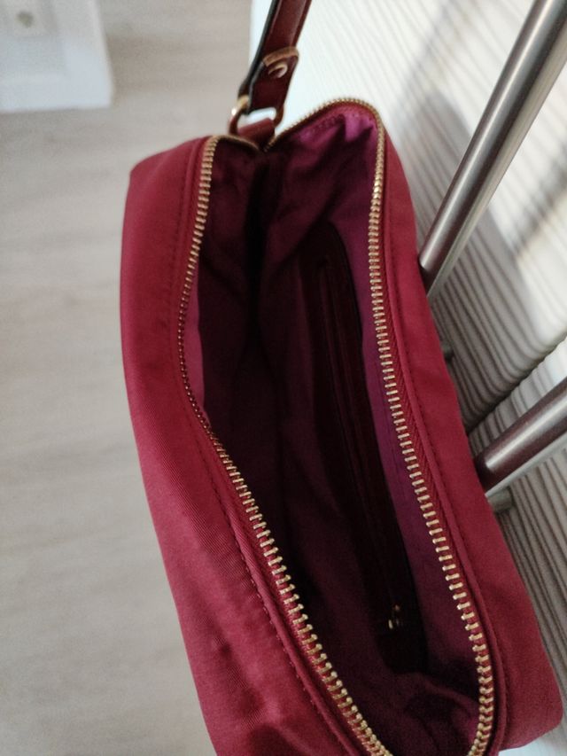 Bolso bandolera , color de temporada, GRANATE!!