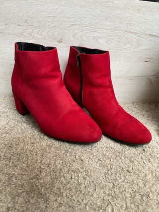Botines rojos de tacón