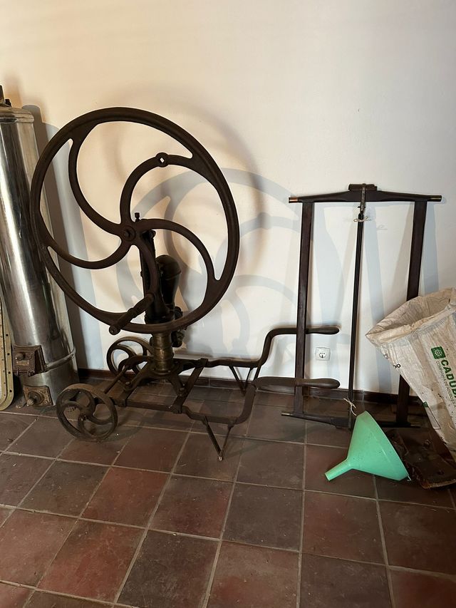 Várias antiguidades e velharias rurais