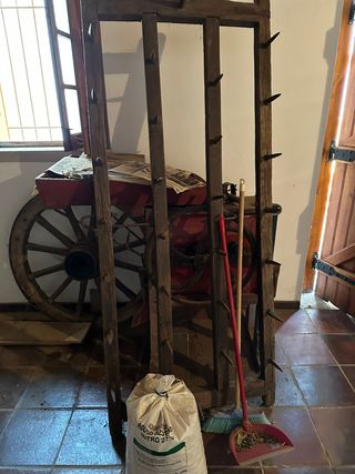 Várias antiguidades e velharias rurais