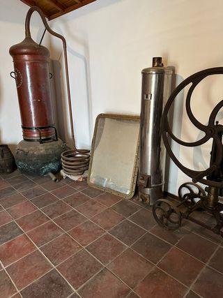 Várias antiguidades e velharias rurais