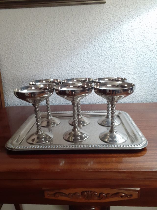 Juego de copas plateadas