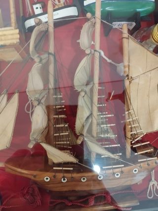 Vitrina en madera y cristal.