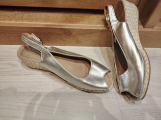 Sandalias cuña plateadas