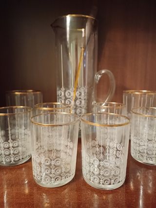 Juego de vasos y jarra antiguos