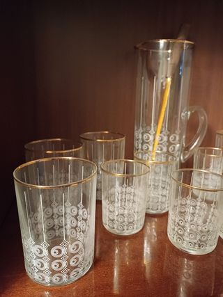 Juego de vasos y jarra antiguos