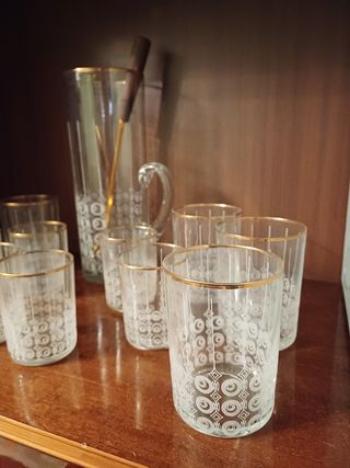 Juego de vasos y jarra antiguos