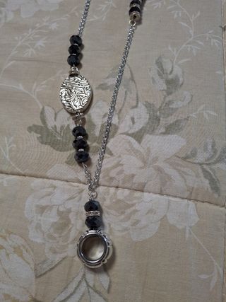 Collana in alluminio e cristalli