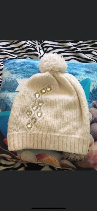 Cappello lana con pietre 