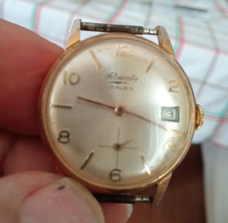 Reloj de muñeca dorado