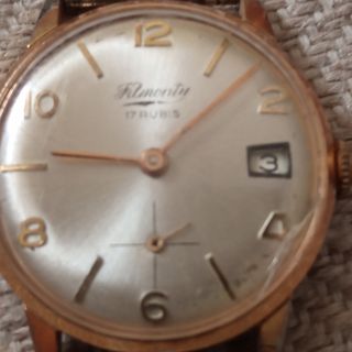 Reloj de muñeca dorado