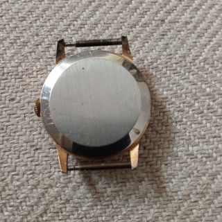 Reloj de muñeca dorado