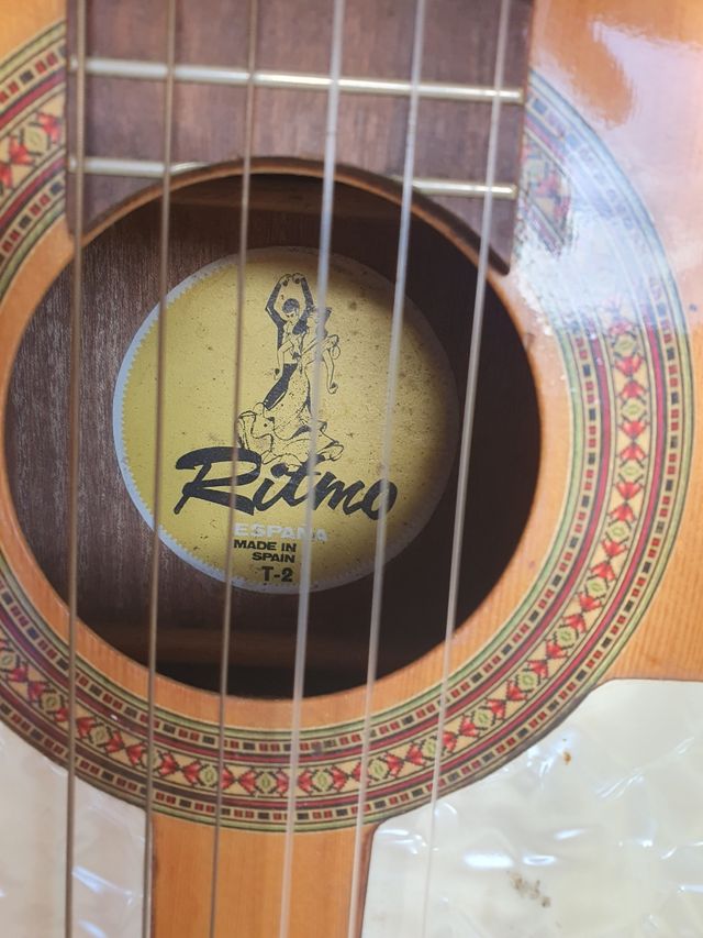 Guitarra española Ritmo T2 con funda