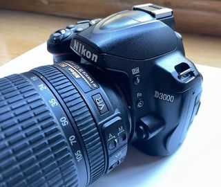 Cámara de fotos reflex NIKON con objetivo