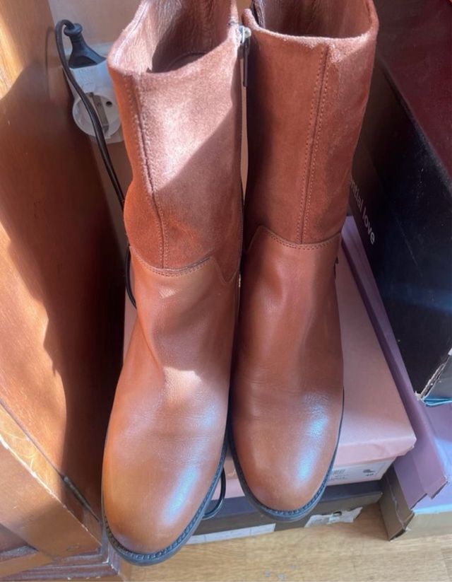 2 pares de botas desigual.-Hispanitas cada par