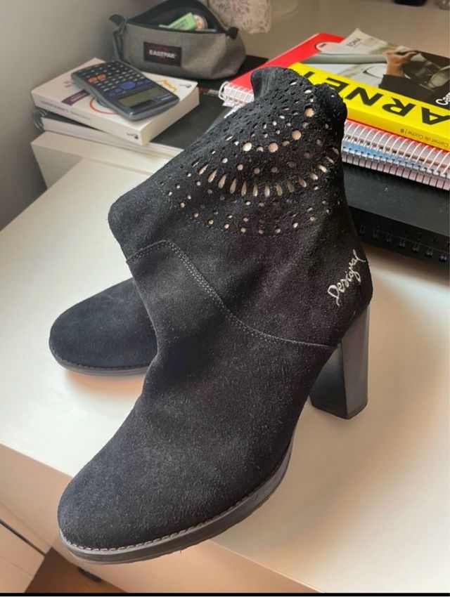 2 pares de botas desigual.-Hispanitas cada par
