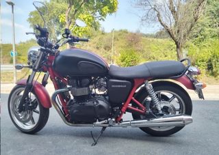 Triumph bonneville 900SE del año 2013.