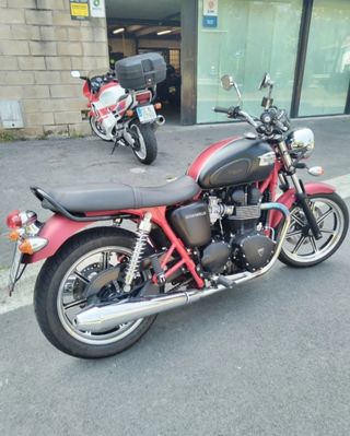 Triumph bonneville 900SE del año 2013.