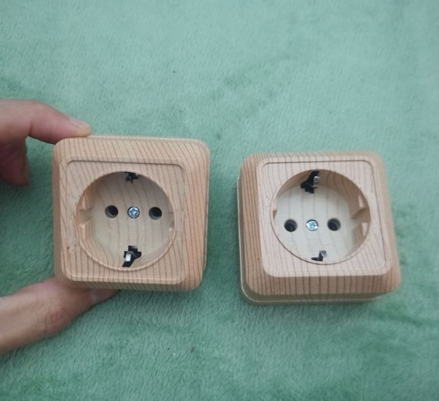 LOTE 2 ENCHUFES DE SUPEFICIE IMITACION MADERA