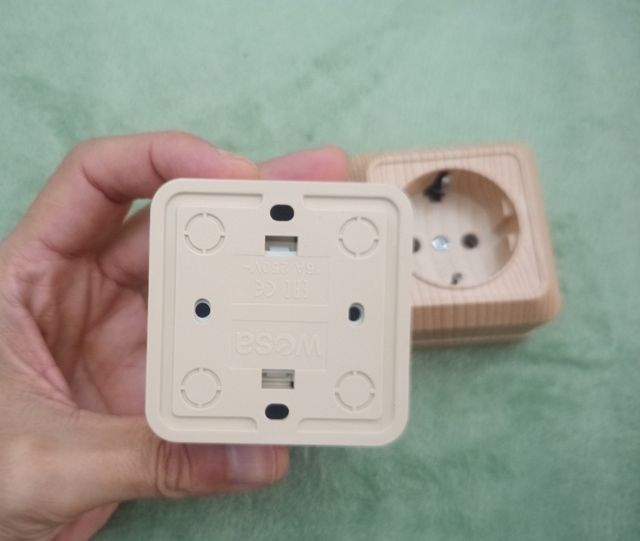 LOTE 2 ENCHUFES DE SUPEFICIE IMITACION MADERA