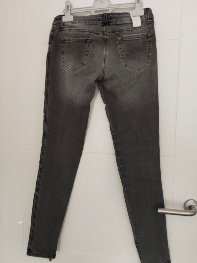 Pantalón pitillo gris talla xs
