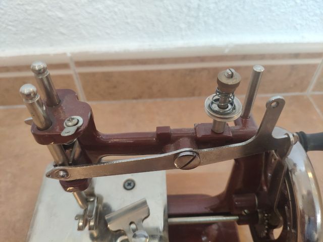 Maquina de coser de juguete. Viaje. Mini