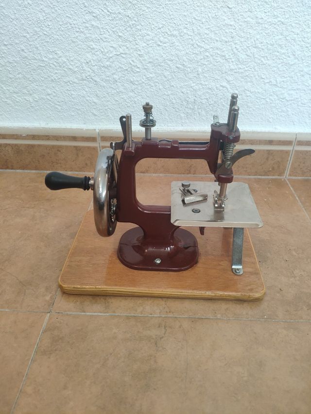 Maquina de coser de juguete. Viaje. Mini