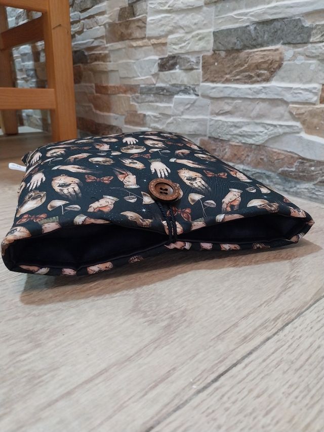 OFERTA 3x20€ Funda literaria CALAVERAS Y MANOS