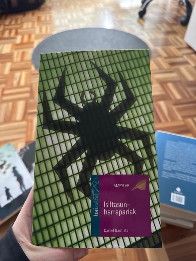 27. Isiltasun-harrapariak