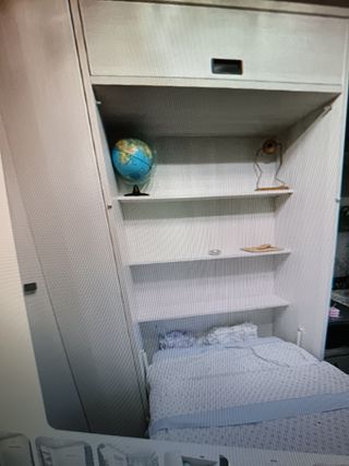Cama plegable y armario 