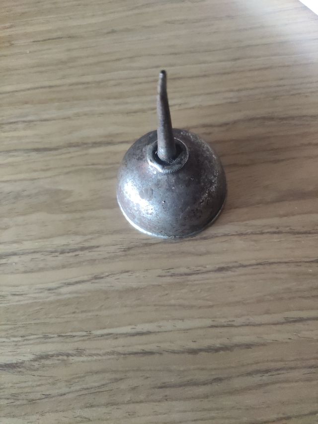 Antica macchina da cucire a olio