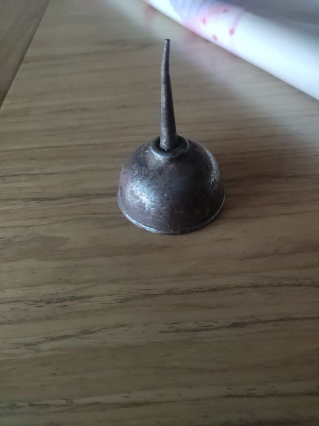 Antica macchina da cucire a olio