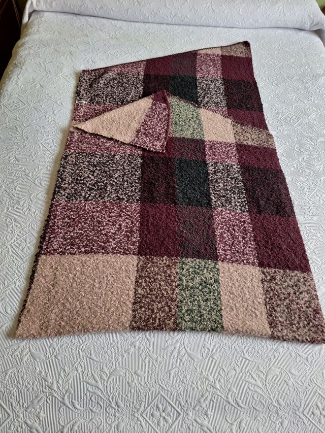 Chal tipo lana de tonos granates