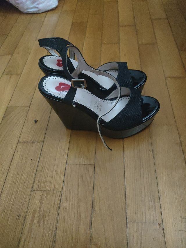 Sandalo con zeppa nere