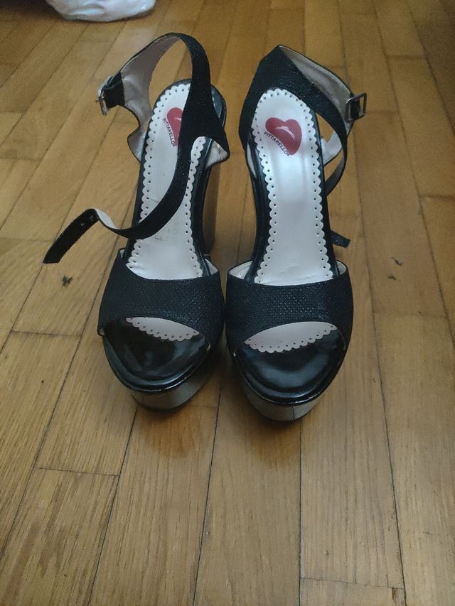 Sandalo con zeppa nere