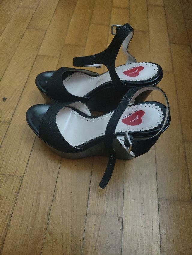 Sandalo con zeppa nere