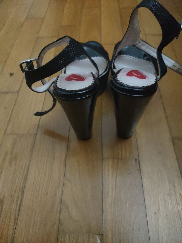 Sandalo con zeppa nere