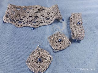 Parure lavorata all'uncinetto