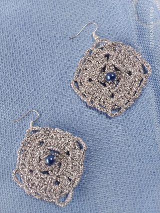 Parure lavorata all'uncinetto