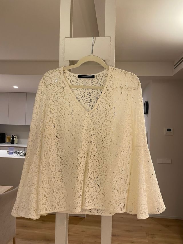 Blusa de Zara Flores Blancas con Calado