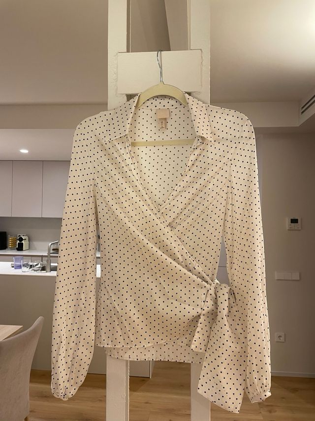 Blusa Blanca con Topos Negros