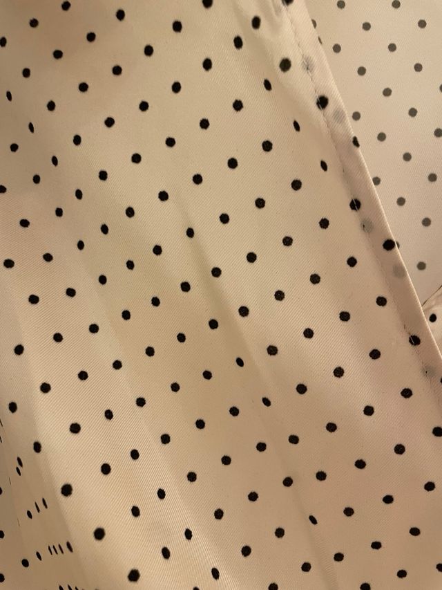 Blusa Blanca con Topos Negros