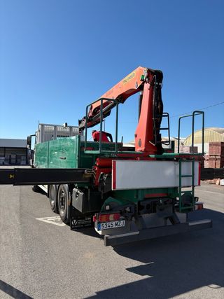 Mercedes Arocs con palfinger pk20