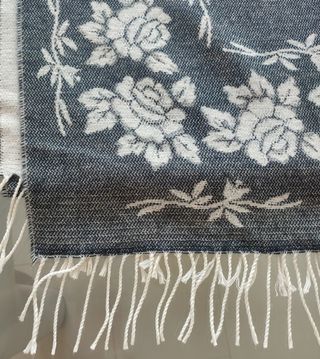 Bufanda color gris claro y gris oscuro